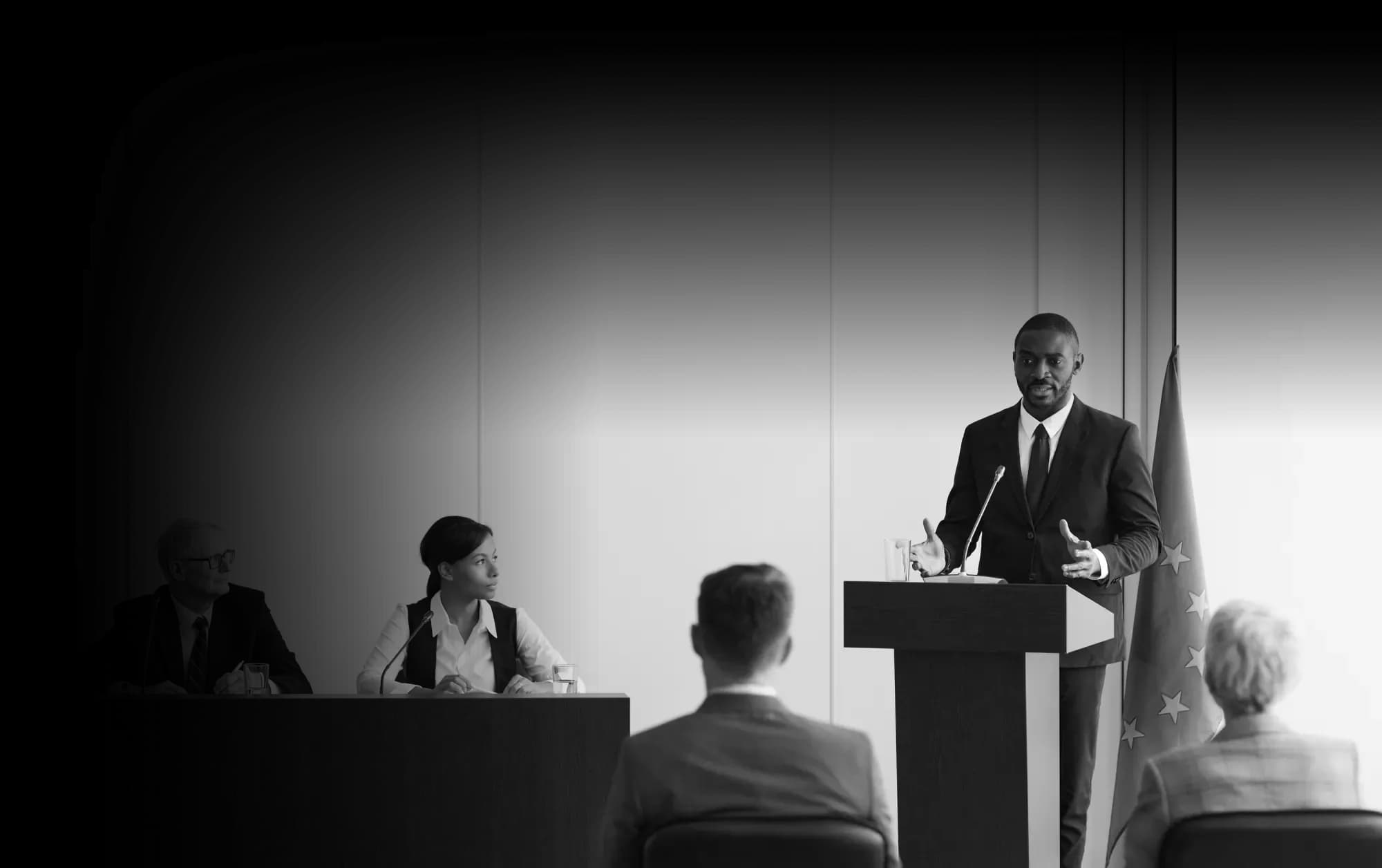 Pranešėjas kalba konferencijoje